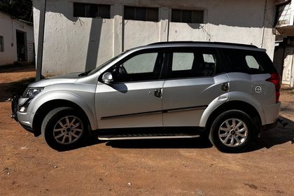 2017 Mahindra XUV500 आर W10 FWD