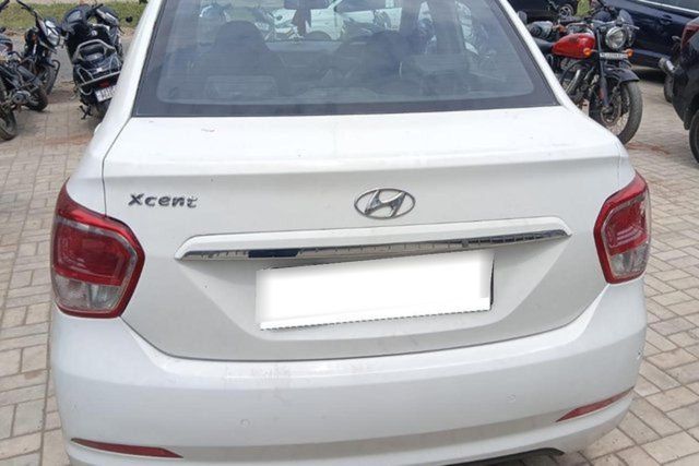 Hyundai Xcent 1.1 CRDi S Second-hand 2016 Hyundai Xcent 1.1 CRDi S for sale in Ahmedabad