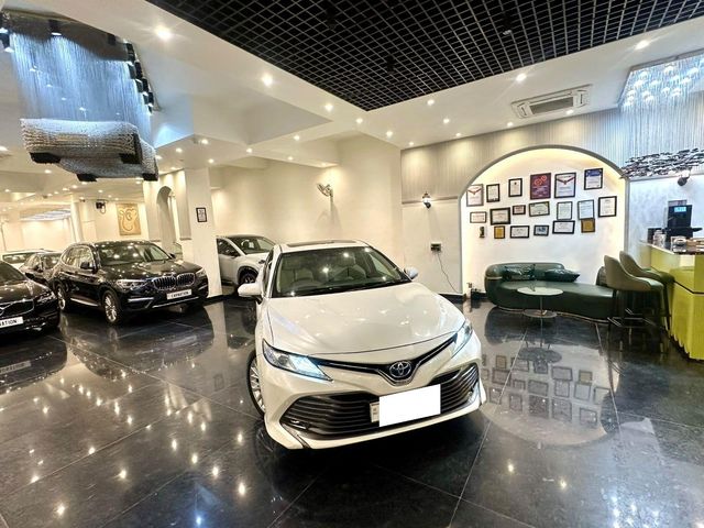 Second-hand 2021 Toyota Camry Hybrid 2.5 for sale in New Delhi