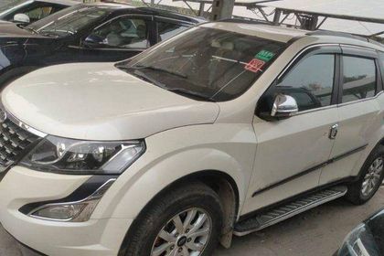 2017 Mahindra XUV500 आर W10 FWD
