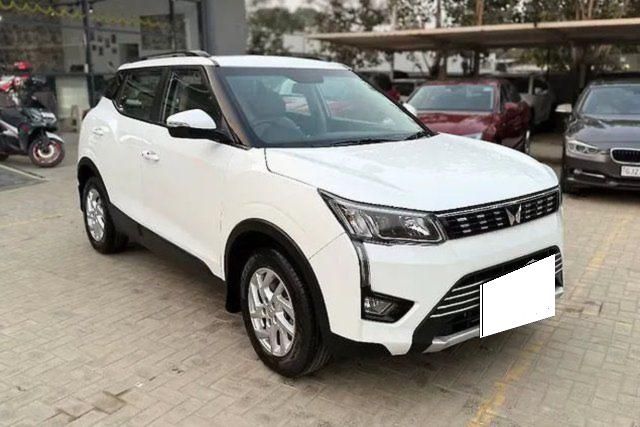 Mahindra XUV300 W8 Second-hand 2024 Mahindra XUV300 W8 for sale in Ahmedabad