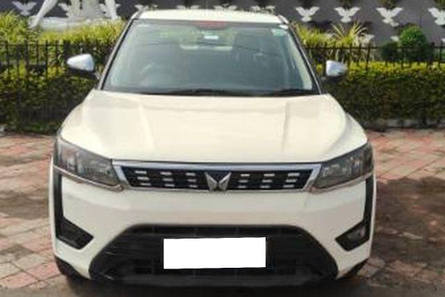 Mahindra XUV300 W6 डीजल Sunroof बीएस6 Second-hand 2022 Mahindra XUV300 W6 डीजल Sunroof बीएस6 for sale in Surat
