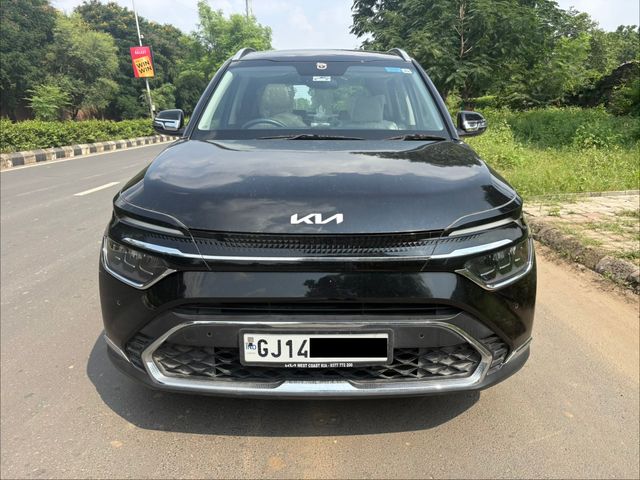 Kia Carens लक्ज़री Opt डीजल AT Second-hand 2023 Kia Carens लक्ज़री Opt डीजल AT for sale in Ahmedabad