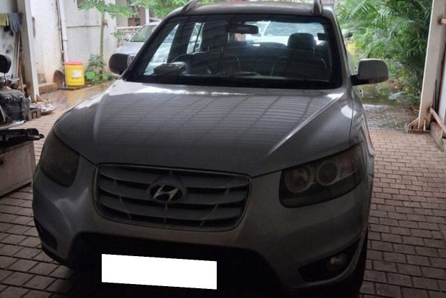 Hyundai Santa Fe 4X2 Second-hand 2011 Hyundai Santa Fe 4X2 for sale in Nashik