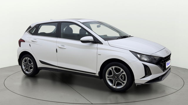 Hyundai i20 स्पोर्टज़ आईवीटी Second-hand 2024 Hyundai i20 स्पोर्टज़ आईवीटी for sale in Ahmedabad