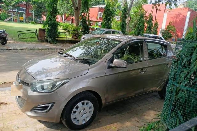 Hyundai i20 मैग्ना ऑप्शनल 1.2 Second-hand 2013 Hyundai i20 मैग्ना ऑप्शनल 1.2 for sale in Chandigarh