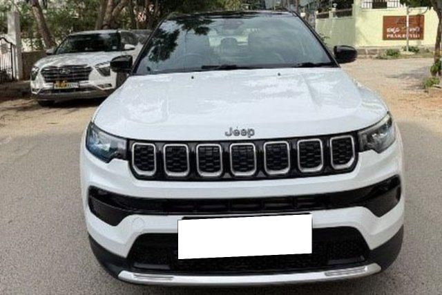 Jeep Compass 2.0 लिमिटेड ऑप्शनल एफडब्ल्यूडी एटी Second-hand 2024 Jeep Compass 2.0 लिमिटेड ऑप्शनल एफडब्ल्यूडी एटी for sale in Bangalore