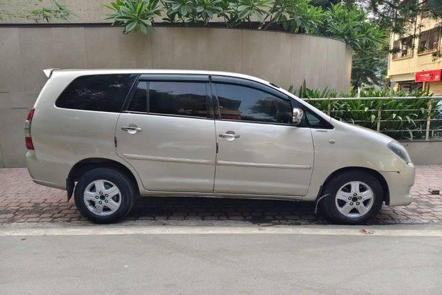Second-hand 2007 Toyota Innova 2.5 V Diesel 8-seater for sale in Akola