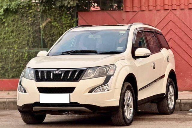 Mahindra XUV500 W10 AWD Second-hand 2015 Mahindra XUV500 W10 AWD for sale in Surat