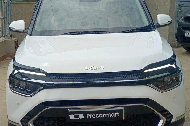 Second-hand 2022 Kia Carens लक्ज़री प्लस टर्बो DCT 6 STR 2022-2023 for sale in Bangalore