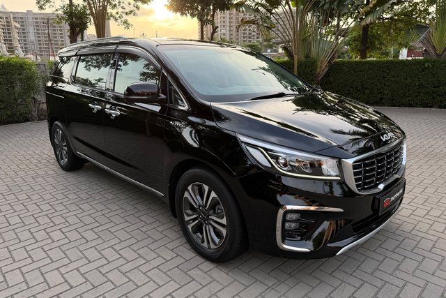 Kia Carnival लिमोजिन प्लस Second-hand 2022 Kia Carnival लिमोजिन प्लस for sale in Surat