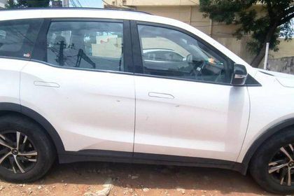 2022 Mahindra XUV700 AX5 7 Str BSVI