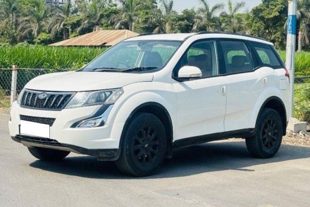 Second-hand 2017 Mahindra XUV500 आर W10 FWD for sale in Surat