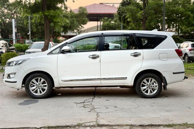 Second-hand 2017 Toyota Innova Crysta 2.8 GX AT BSIV for sale in New Delhi
