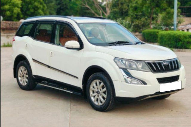 Mahindra XUV500 आर W10 FWD Second-hand 2016 Mahindra XUV500 आर W10 FWD for sale in Ahmedabad