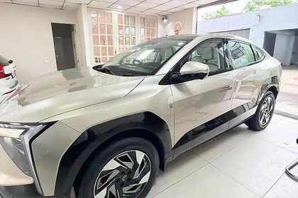 2025 Mahindra XEV 9e Pack Three Select 11.2kw Charger