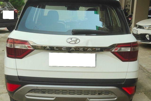 Hyundai Alcazar 1.5 सिग्नेचर (O) 7-Seater डीजल AT Second-hand 2023 Hyundai Alcazar 1.5 सिग्नेचर (O) 7-Seater डीजल AT for sale in Ahmedabad
