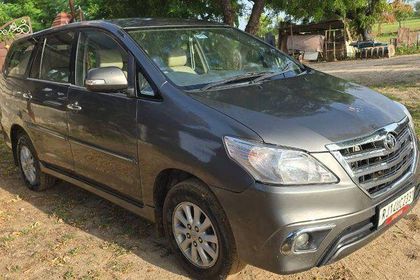 2012 Toyota Innova 2.5 वीएक्स 7 STR