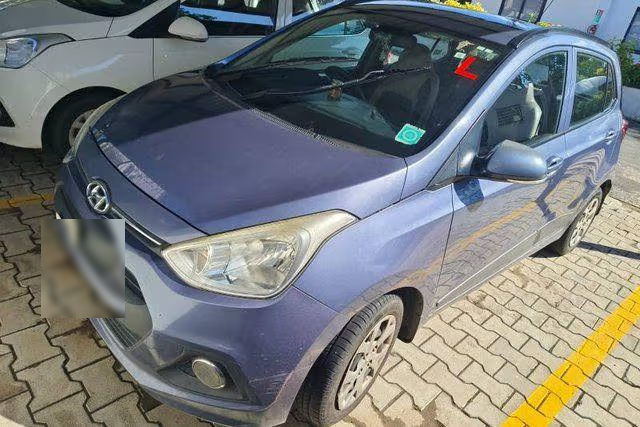 Hyundai Grand i10 Sportz Second-hand 2016 Hyundai Grand i10 Sportz for sale in Ahmedabad