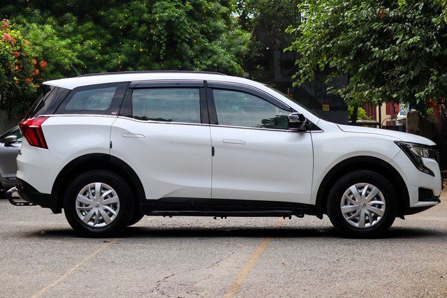 Mahindra XUV700 MX 5Str Second-hand 2023 Mahindra XUV700 MX 5Str for sale in New Delhi