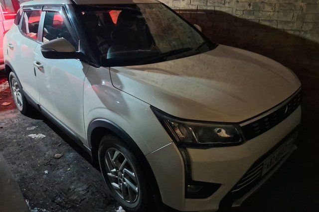 Mahindra XUV300 W8 डीजल Second-hand 2023 Mahindra XUV300 W8 डीजल for sale in Kolkata