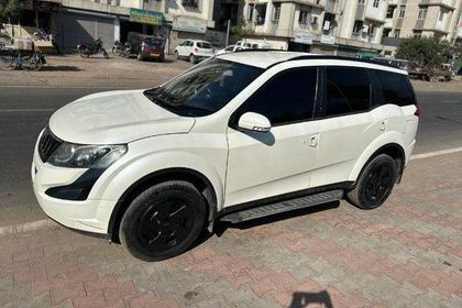 2017 Mahindra XUV500 AT W10 FWD
