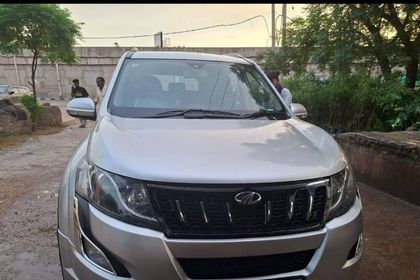 2018 Mahindra XUV500 R W10 FWD