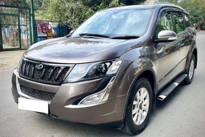 2017 Mahindra XUV500 आर W10 FWD
