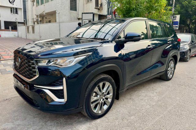 Second-hand 2025 Toyota Innova Hycross ZX(O) Hybrid for sale in Chennai
