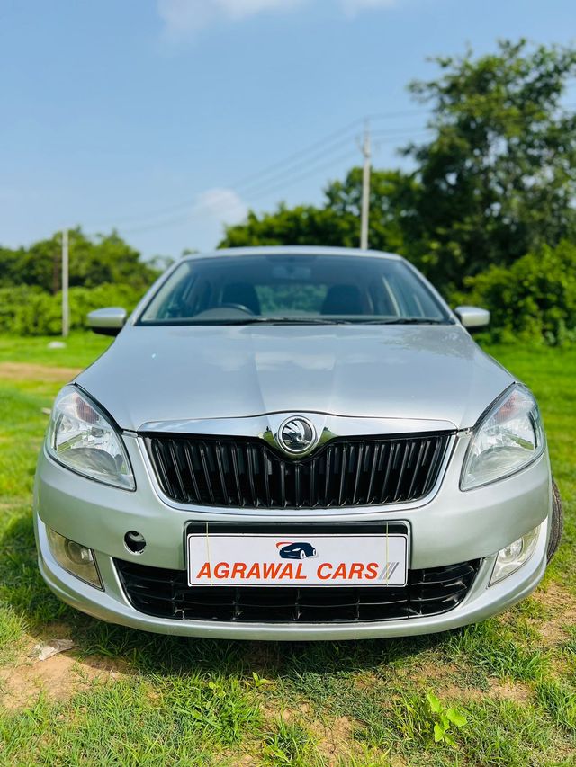 Skoda Rapid 1.6 TDI Elegance Second-hand 2013 Skoda Rapid 1.6 TDI Elegance for sale in Vadodara