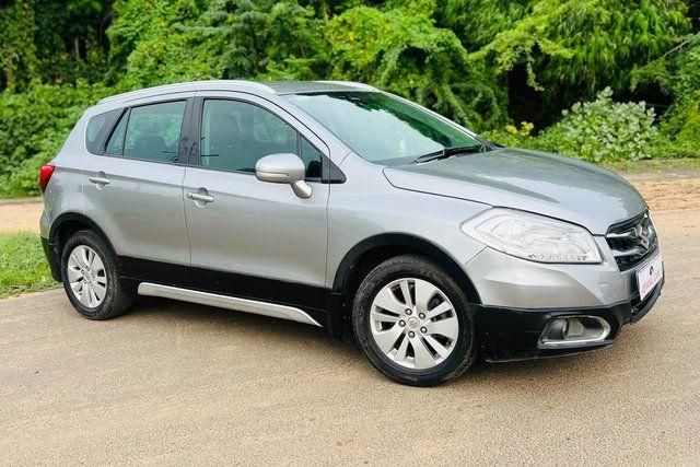 Maruti Suzuki S Cross DDiS 200 अल्फा Second-hand 2015 Maruti Suzuki S Cross DDiS 200 अल्फा for sale in Vadodara