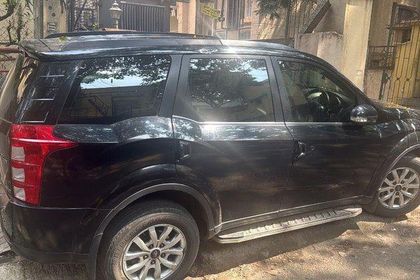 2017 Mahindra XUV500 आर W10 FWD
