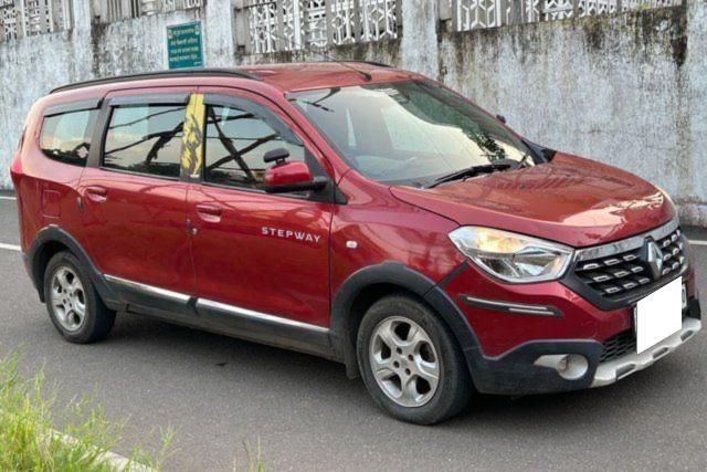 Renault Lodgy Stepway 85PS RXL 8S Second-hand 2017 Renault Lodgy Stepway 85PS RXL 8S for sale in Navi Mumbai