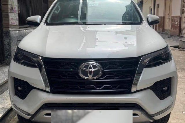 Toyota Fortuner 4x2 डीजल एटी Second-hand 2024 Toyota Fortuner 4x2 डीजल एटी for sale in New Delhi