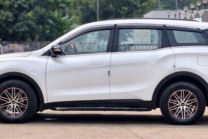 2024 Mahindra XUV700 AX5 S 7 Str Diesel AT