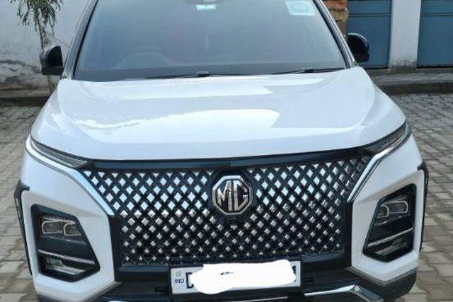 Second-hand 2024 MG Hector Plus Savvy Pro CVT 7 Str 2023-2025 for sale in New Delhi
