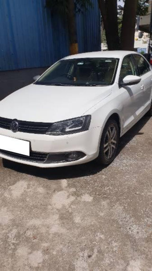 Second-hand 2014 Volkswagen Jetta 2.0L TDI हाईलाइन AT for sale in Bangalore