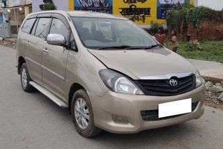 Used 2.5 V Diesel 8-seater