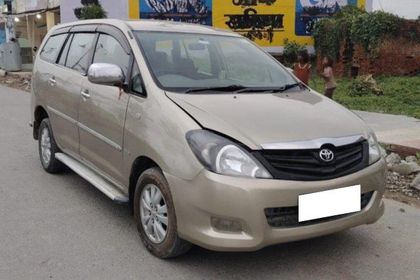 2010 Toyota Innova 2.5 V Diesel 8-seater