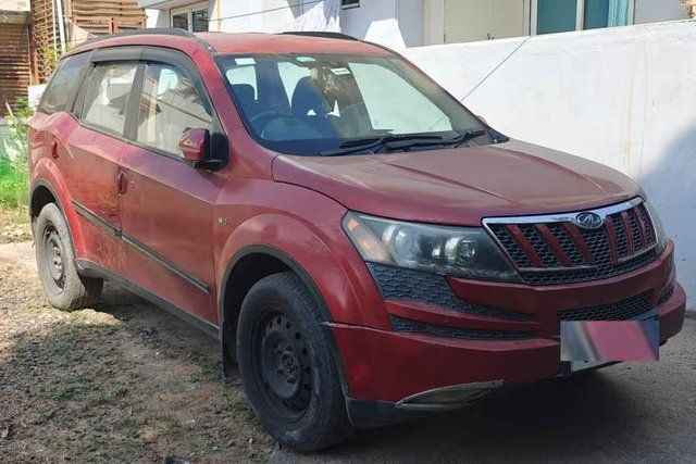 Mahindra XUV500 W6 2WD Second-hand 2012 Mahindra XUV500 W6 2WD for sale in Gandhinagar