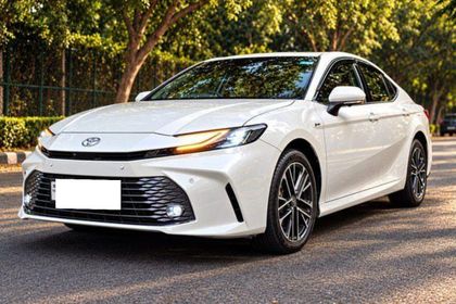 2025 Toyota Camry एलिगेंस