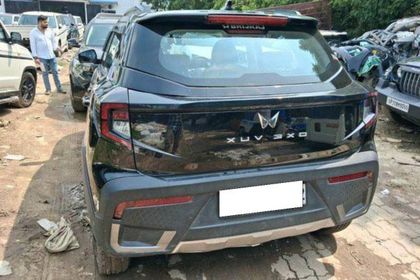 2025 Mahindra XUV 3XO एमएक्स1