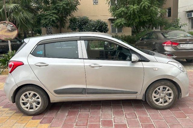 Hyundai Grand i10 स्पोर्टज़ Second-hand 2017 Hyundai Grand i10 स्पोर्टज़ for sale in Noida