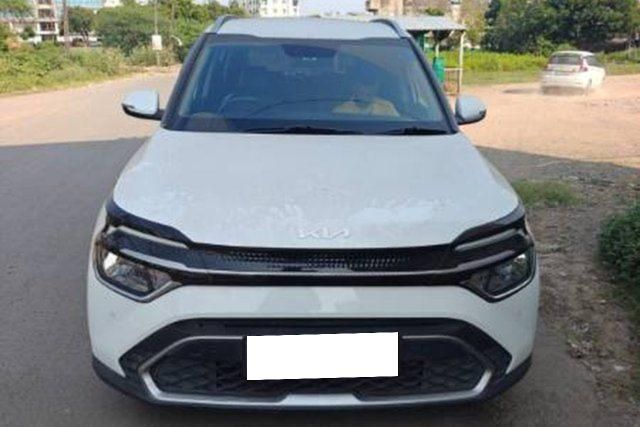 Second-hand 2023 Kia Carens प्रेस्टीज iMT for sale in Bardoli