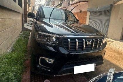 2025 Mahindra Scorpio N Z8 सलेक्ट