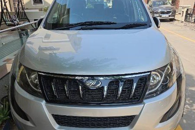 Mahindra XUV500 W6 1.99 mHawk Second-hand 2016 Mahindra XUV500 W6 1.99 mHawk for sale in Ahmedabad