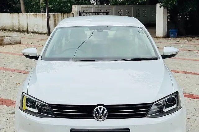 Volkswagen Jetta 2.0L TDI Highline Second-hand 2014 Volkswagen Jetta 2.0L TDI Highline for sale in Ahmedabad