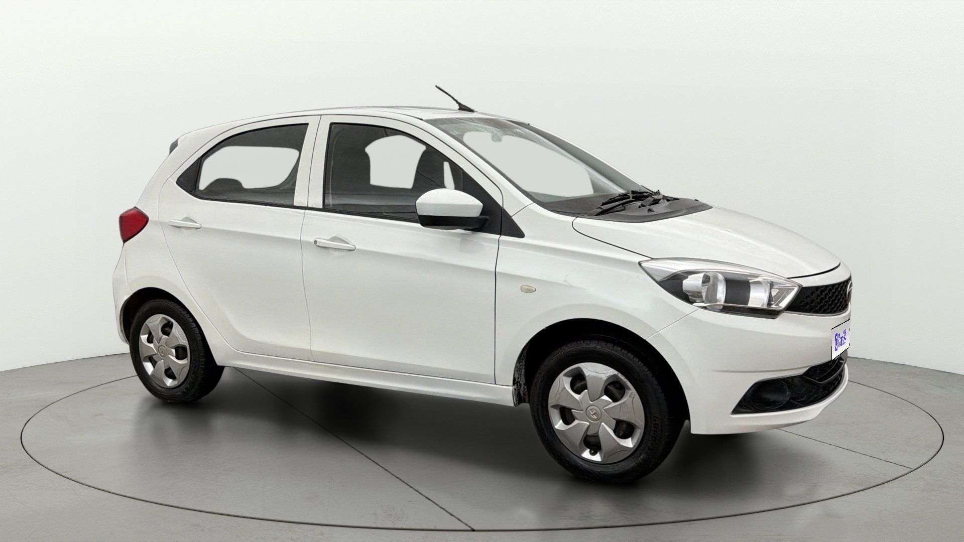 2018 Tata Tiago 1199 cc कार नई दिल्ली में ₹3 लाख में - CarDekho
