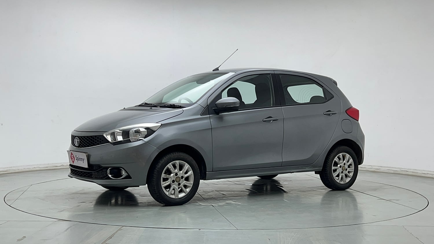 2018 Tata Tiago 1199 cc कार नई दिल्ली में ₹3.04 लाख में - CarDekho
