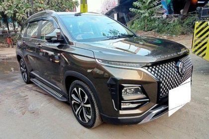 2025 MG Hector Plus शार्प प्रो सीवीटी